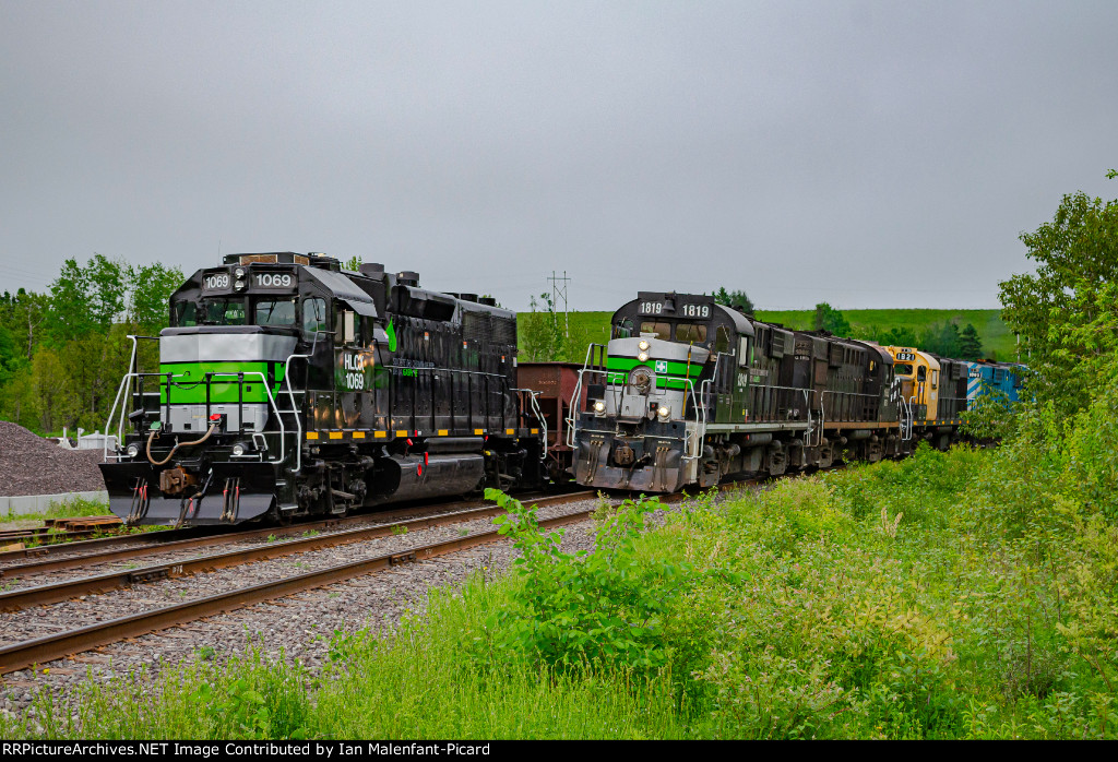 HLCX 1069 on the ballast train past by 565